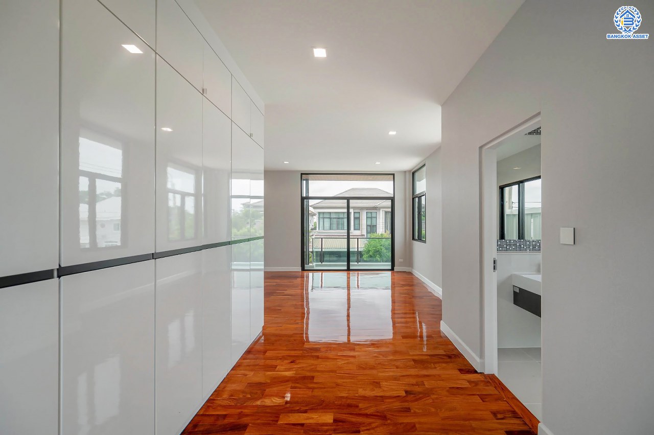 คฤหาสน์สุดหรู ดีไซน์สุด Luxury ติดถนนบรมราชชนนี โครงการ เดอะแกรนด์ ปิ่นเกล้า หลังมุม บนเนื้อที่ถึง 111.6 ตร.ว. ฟังก์ชัน 4 ห้องนอน 5 ห้องน้ำ 1 ห้องแม่บ้าน จอดรถได้ 2 คัน พร้อมบรรยากาศ Private บนทำเลเชื่อมต่อหลายเส้นทาง อาทิถนนบรมราชชนนี, ถนนพุทธมณฑลสาย3 ใกล้เซ็นทรัล ปิ่นเกล้า, ม.มหิดล และทางคู่ขนานลอยฟ้าบรมราชชนนี...